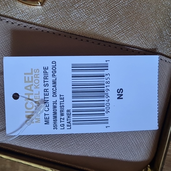 BNWT Michael kors leather wristlet in beige and gold colour. - Picture 2 of 3